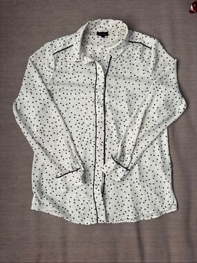 Who What Wear White Button-Down Shirt with Black Polka Dots